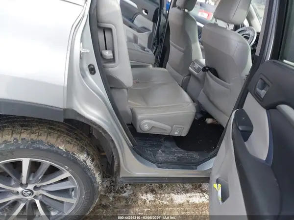 5TDJGRFH5HS025566 2017 TOYOTA HIGHLANDER - Image 8