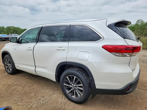 5TDJGRFH5HS035840 2017 TOYOTA HIGHLANDER - Image 2