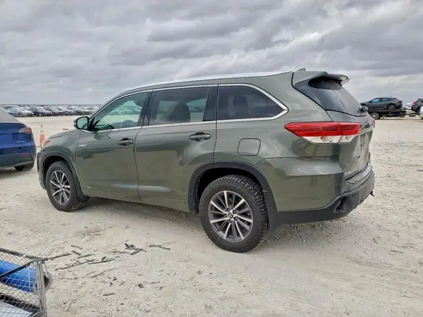 5TDJGRFH5JS040588 2018 TOYOTA HIGHLANDER - Image 2