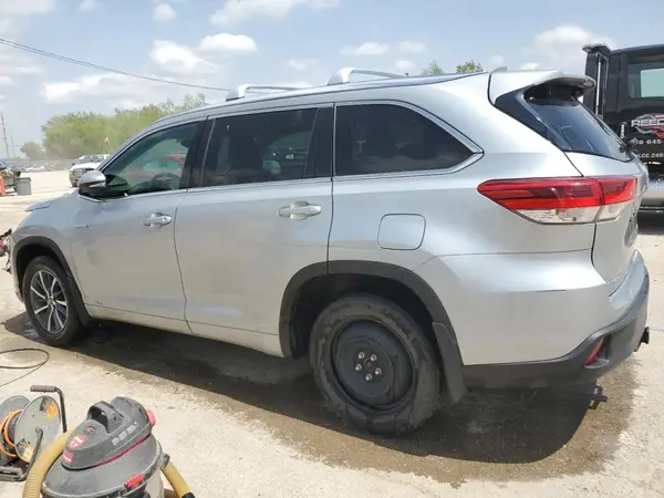5TDJGRFH5JS043992 2018 TOYOTA HIGHLANDER - Image 2