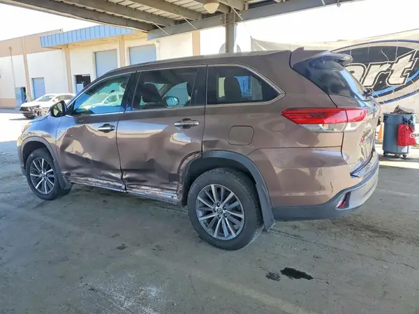 5TDJGRFH5JS045273 2018 TOYOTA HIGHLANDER - Image 2