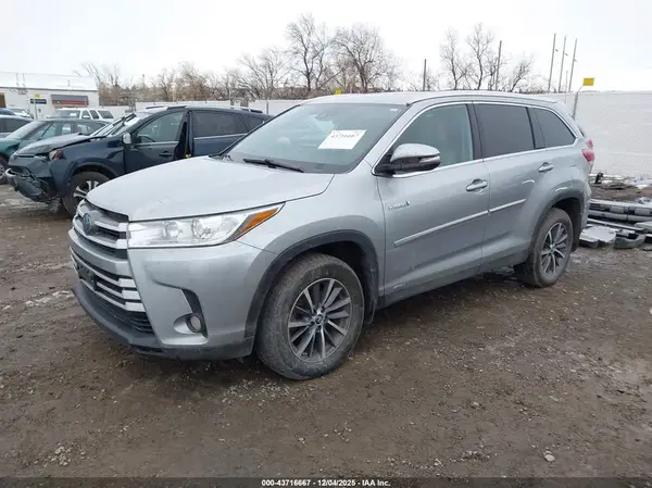 5TDJGRFH5KS064570 2019 TOYOTA HIGHLANDER - Image 2