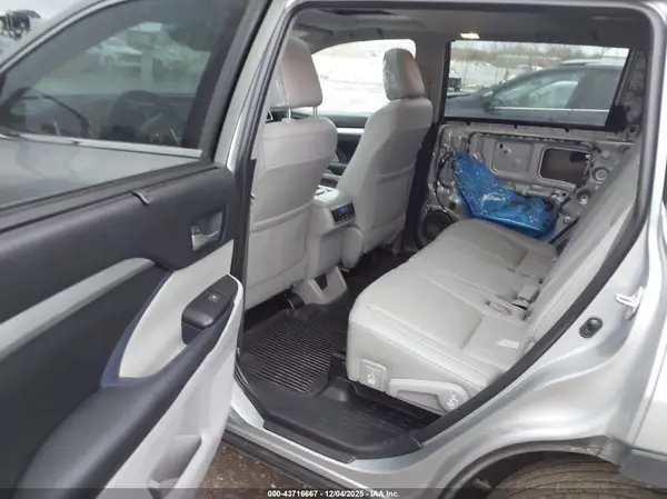 5TDJGRFH5KS064570 2019 TOYOTA HIGHLANDER - Image 8