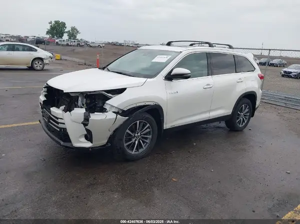 5TDJGRFH5KS077142 2019 TOYOTA HIGHLANDER - Image 2