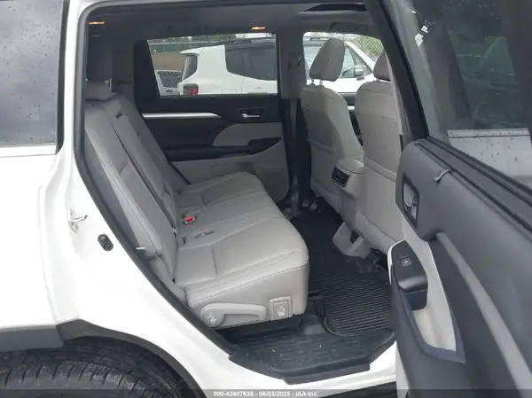 5TDJGRFH5KS077142 2019 TOYOTA HIGHLANDER - Image 8