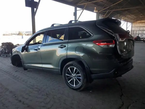 5TDJGRFH6JS041152 2018 TOYOTA HIGHLANDER - Image 2