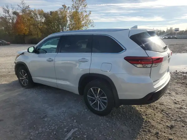5TDJGRFH6JS047291 2018 TOYOTA HIGHLANDER - Image 2