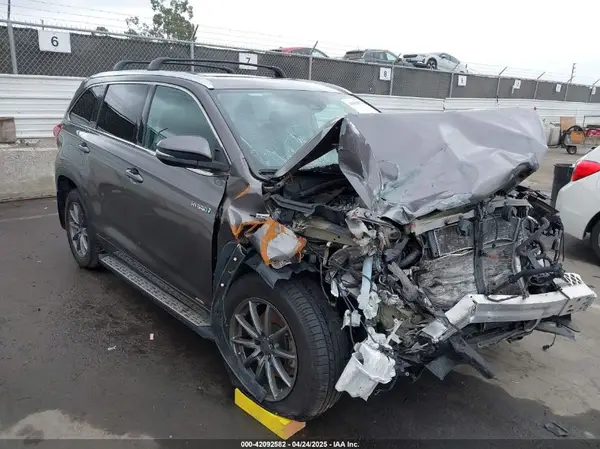 5TDJGRFH6JS047582 2018 TOYOTA HIGHLANDER - Image 1