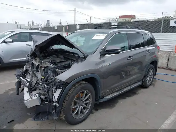 5TDJGRFH6JS047582 2018 TOYOTA HIGHLANDER - Image 2
