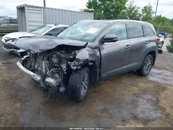 5TDJGRFH7KS068183 2019 TOYOTA HIGHLANDER - Image 2