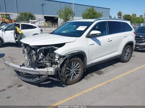 5TDJGRFH7KS074260 2019 TOYOTA HIGHLANDER - Image 2