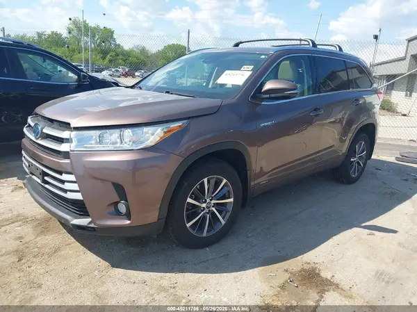 5TDJGRFH8HS022886 2017 TOYOTA HIGHLANDER - Image 2
