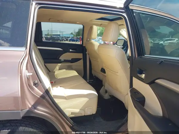 5TDJGRFH8HS022886 2017 TOYOTA HIGHLANDER - Image 8
