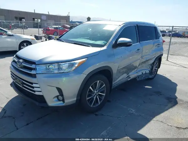 5TDJGRFH8JS040942 2018 TOYOTA HIGHLANDER - Image 2