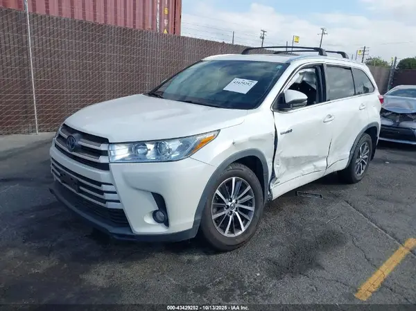 5TDJGRFH8JS042397 2018 TOYOTA HIGHLANDER - Image 2