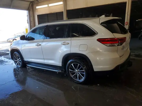 5TDJGRFH8KS057757 2019 TOYOTA HIGHLANDER - Image 2