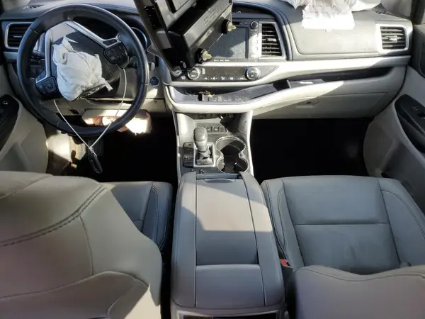 5TDJGRFH9HS031676 2017 TOYOTA HIGHLANDER - Image 8