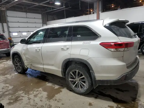 5TDJGRFH9HS033086 2017 TOYOTA HIGHLANDER - Image 2