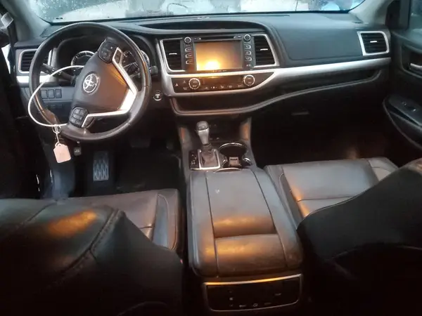 5TDJGRFH9HS033640 2017 TOYOTA HIGHLANDER - Image 8