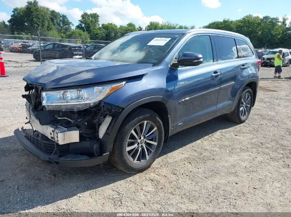 5TDJGRFH9JS037127 2018 TOYOTA HIGHLANDER - Image 2