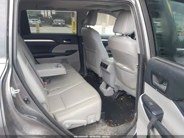 5TDJGRFH9JS037788 2018 TOYOTA HIGHLANDER - Image 8