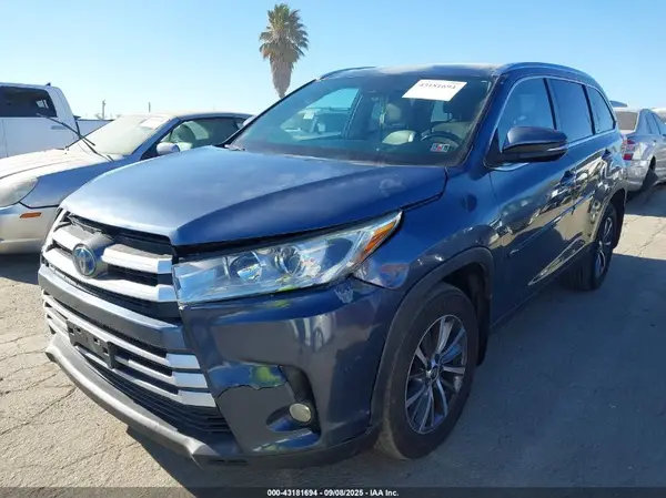 5TDJGRFH9KS053572 2019 TOYOTA HIGHLANDER - Image 2