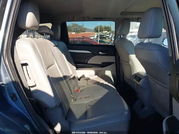5TDJGRFH9KS053572 2019 TOYOTA HIGHLANDER - Image 8