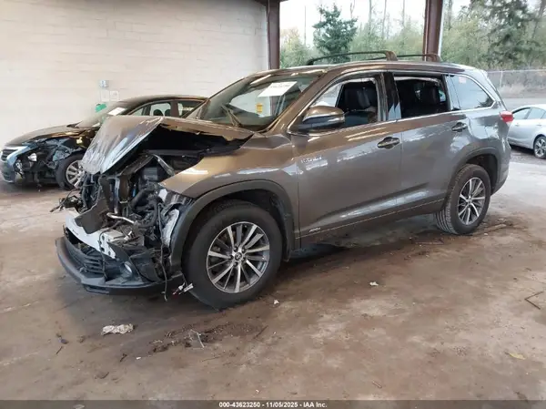 5TDJGRFHXJS037850 2018 TOYOTA HIGHLANDER - Image 2