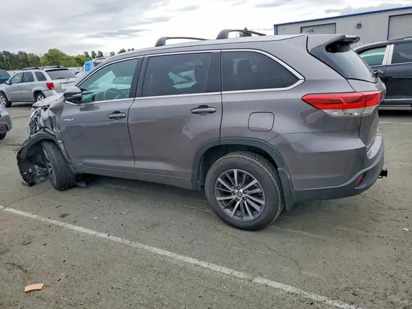 5TDJGRFHXJS042076 2018 TOYOTA HIGHLANDER - Image 2
