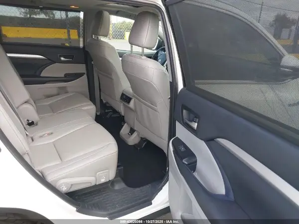 5TDJGRFHXKS057694 2019 TOYOTA HIGHLANDER - Image 8