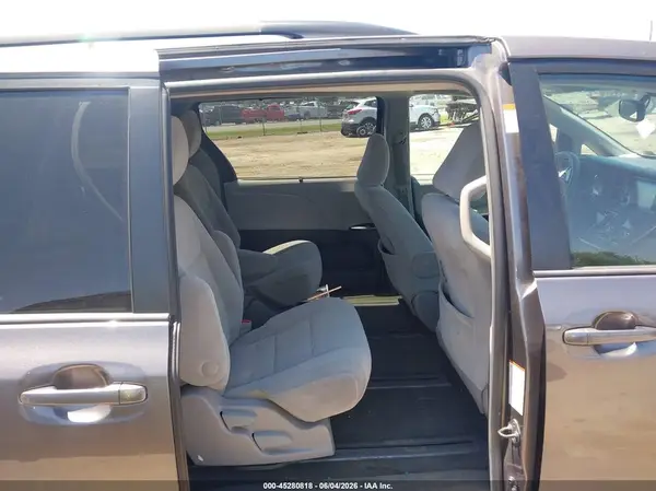 5TDJK3DC1GS129781 2016 TOYOTA SIENNA - Image 8