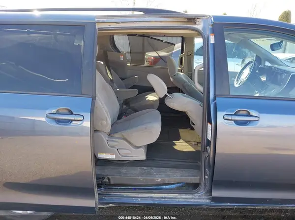 5TDJK3DC1GS135211 2016 TOYOTA SIENNA - Image 8