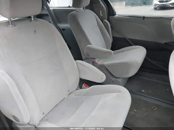 5TDJK3DC1GS144667 2016 TOYOTA SIENNA - Image 8