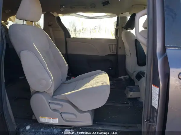 5TDJK3DC3GS130530 2016 TOYOTA SIENNA - Image 8