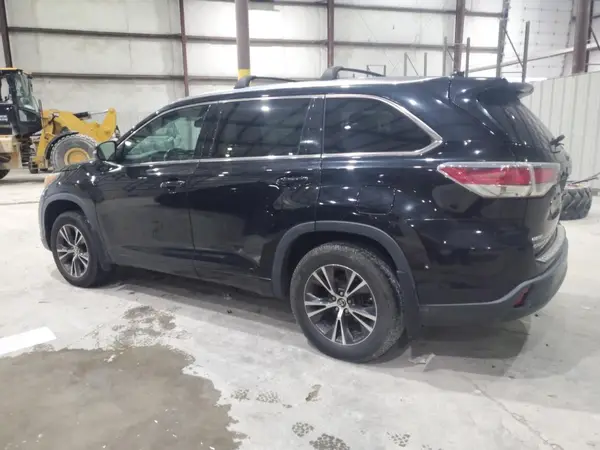 5TDJKRFH0GS300158 2016 TOYOTA HIGHLANDER - Image 2