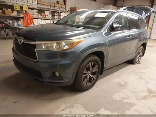 5TDJKRFH0GS302136 2016 TOYOTA HIGHLANDER - Image 2