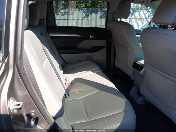 5TDJKRFH1GS301433 2016 TOYOTA HIGHLANDER - Image 8