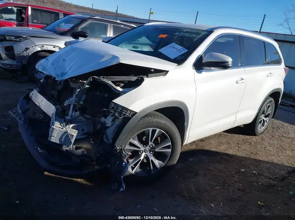 5TDJKRFH1GS313842 2016 TOYOTA HIGHLANDER - Image 2