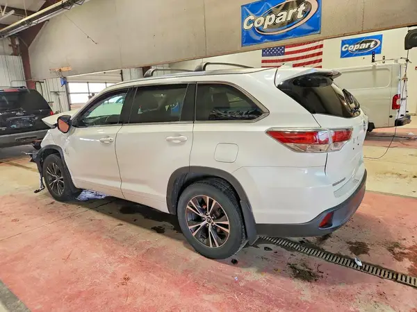 5TDJKRFH2GS282018 2016 TOYOTA HIGHLANDER - Image 2