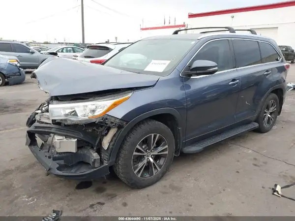 5TDJKRFH4GS282067 2016 TOYOTA HIGHLANDER - Image 2