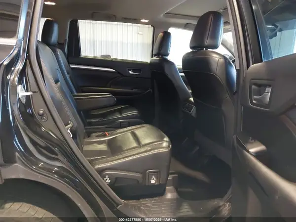 5TDJKRFH4GS503232 2016 TOYOTA HIGHLANDER - Image 8