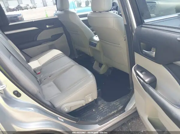 5TDJKRFH5GS274589 2016 TOYOTA HIGHLANDER - Image 8