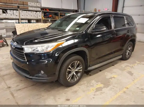 5TDJKRFH5GS320910 2016 TOYOTA HIGHLANDER - Image 2