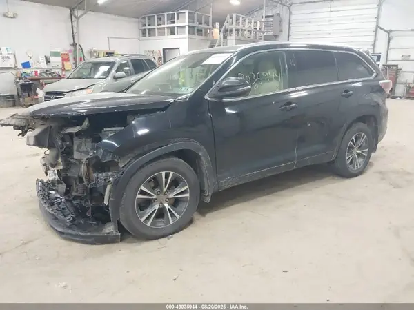 5TDJKRFH5GS502090 2016 TOYOTA HIGHLANDER - Image 2