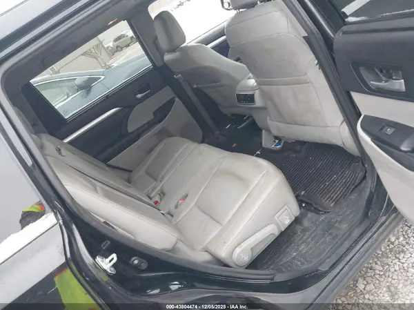 5TDJKRFH6GS505824 2016 TOYOTA HIGHLANDER - Image 8