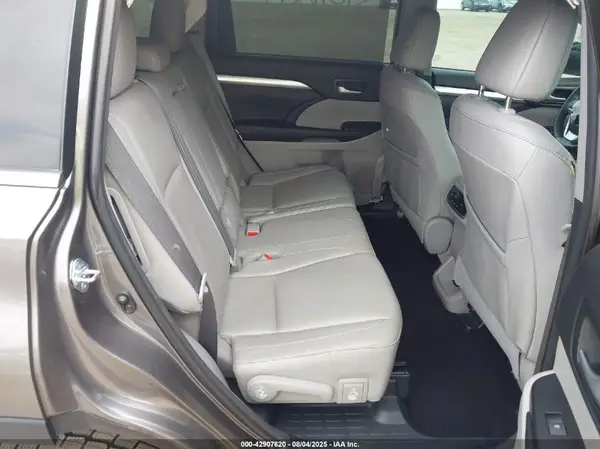 5TDJKRFH7GS500390 2016 TOYOTA HIGHLANDER - Image 8
