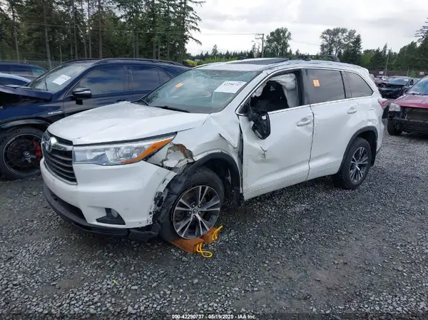 5TDJKRFH8GS229615 2016 TOYOTA HIGHLANDER - Image 2