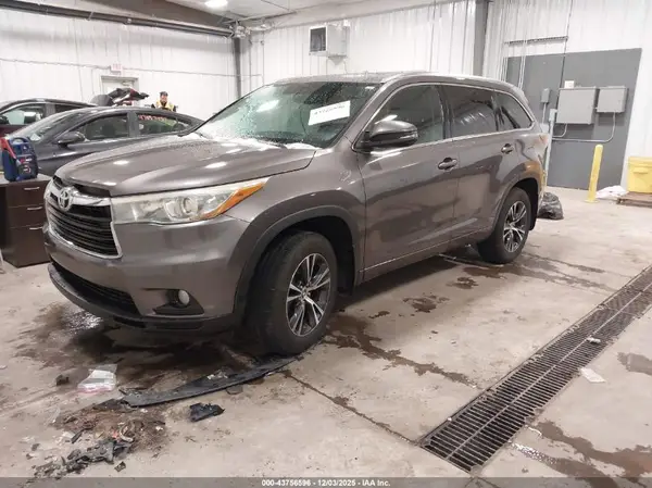 5TDJKRFH9GS251929 2016 TOYOTA HIGHLANDER - Image 2
