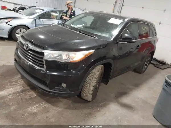 5TDJKRFHXGS235187 2016 TOYOTA HIGHLANDER - Image 2