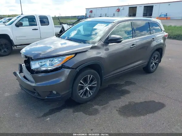 5TDJKRFHXGS242432 2016 TOYOTA HIGHLANDER - Image 2